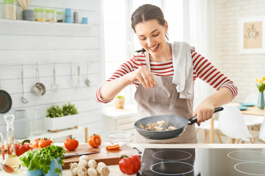 Deutschland kocht nach Regionen: Frau am Herd