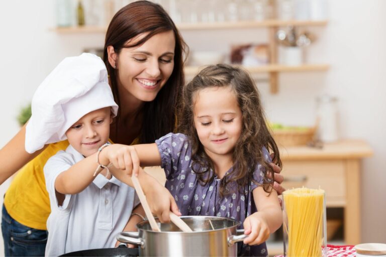 Kochen mit Kindern: 7 Lernmöglichkeiten für Ihr Kind
