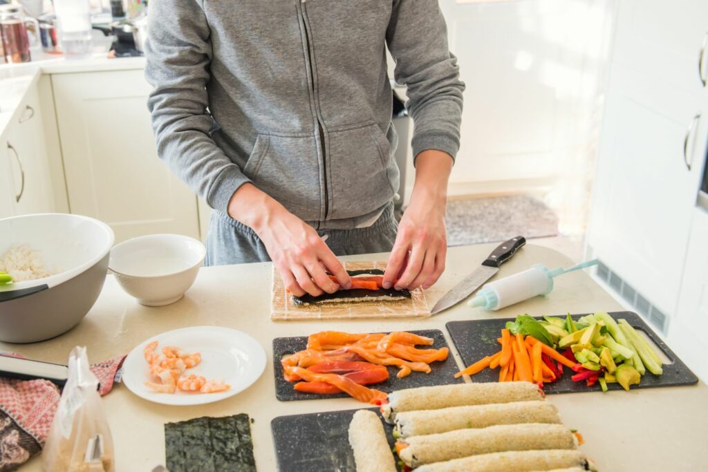 internationale Gerichte nachkochen mit den richtigen Küchenutensilien